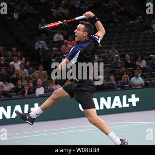 Roberto Bautista Agut di Spagna colpisce un colpo durante il suo match di primo turno contro American Stevie Johnson al Rolex Masters di Parigi a Parigi il 29 ottobre 2018. Bautista Agut sconfitto Johnson 6-4, 7-6 (2) per avanzare per il 2° round. Foto di David Silpa/UPI Foto Stock