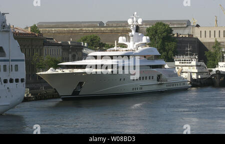 Il 'Pelorus', yacht di lusso del miliardario russo Roman Abramovich è legata sul fiume Neva a San Pietroburgo il 6 giugno 2008. Abramovich è arrivato a un forum economico in Russia questo weekend nel suo 115 Metri di yacht di lusso ha riferito di essere vale 300 milioni di dollari. (UPI foto/Anatoli Zhdanov) Foto Stock