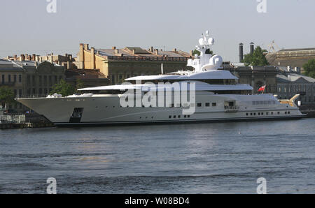 Il 'Pelorus', yacht di lusso del miliardario russo Roman Abramovich è legata sul fiume Neva a San Pietroburgo il 6 giugno 2008. Abramovich è arrivato a un forum economico in Russia questo weekend nel suo 115 Metri di yacht di lusso ha riferito di essere vale 300 milioni di dollari. (UPI foto/Anatoli Zhdanov) Foto Stock