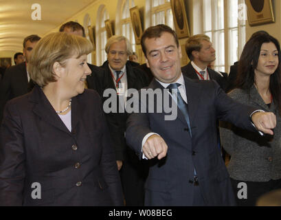 Il Presidente russo Dmitry Medvedev (R) e il Cancelliere tedesco Angela Merkel camminare insieme a San Pietroburgo università Il 2 ottobre 2008. Merkel ha detto lei russo ospita durante la sua visita il giovedì che l'integrità territoriale della Georgia è stata non negoziabili, implicitamente rimprovero a Mosca per il riconoscimento di due regioni georgiane come stati indipendenti. (UPI foto/Anatoli Zhdanov) Foto Stock