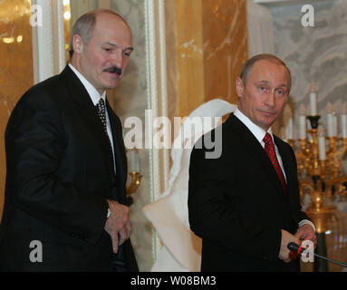 Presidenti russo Vladimir Putin (R) e Alexander Lukashenko di Bielorussia incontro presso il palazzo di Konstantin al di fuori di San Pietroburgo, 24 gennaio 2006. I due leader hanno discusso i dettagli di un'unione politica ed economica tra le due repubbliche ex sovietiche. (UPI foto/Anatoli Zhdanov) Foto Stock