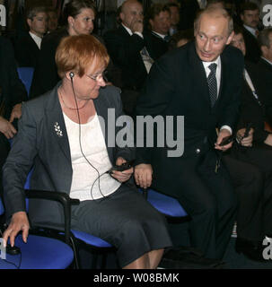 Il presidente russo Vladimir Putin (R) e Finlandia il Presidente Tarja Halonen prendere una sede presso l'International Forum economico di San Pietroburgo di Giugno 13, 2006. (UPI foto/Anatoli Zhdanov) Foto Stock