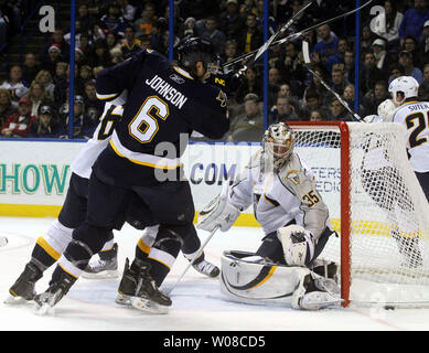 Louis Blues defenceman Erik Johnson (L) tiro è bloccato da Nashville Predators goalie Pekka Rinne nel primo periodo di Scottrade Center di St Louis nel Missouri su dicembre 26,2010 UPI/Rob Cornforth Foto Stock