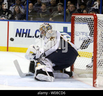 Nashville Predators goalie Pekka Rinne si ferma un colpo contro il St. Louis Blues nel primo periodo di Scottrade Center di St Louis nel Missouri su dicembre 26, 2010 UPI/Rob Cornforth Foto Stock