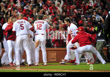 Louis Cardinals David Freese celebra con i suoi compagni di squadra a casa posto dopo aver colpito un assolo a piedi off homerun per vincere il gioco 6 del World Series in undicesimo inning contro il Texas Rangers di San Luigi il 27 ottobre 2011. I Cardinali sconfitto i Rangers 10-9 e la serie è legato 3-3. UPI/Kevin Dietsch Foto Stock