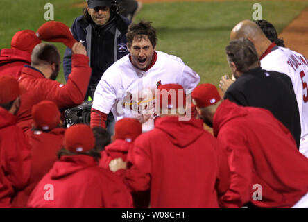 Louis Cardinals David Freese celebra con i suoi compagni di squadra a casa posto dopo aver colpito un assolo a piedi off homerun per vincere il gioco 6 del World Series in undicesimo inning contro il Texas Rangers di San Luigi il 27 ottobre 2011. I Cardinali sconfitto i Rangers 10-9 e la serie è legato 3-3. UPI/Bill Greenblatt Foto Stock