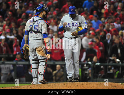 Texas Rangers catcher Mike Napoli parla al lanciatore Darren Oliver sulla Montagnola durante il decimo inning contro il St. Louis Cardinals durante il gioco 6 del World Series a San Louis il 27 ottobre 2011. I Cardinali sconfitto i Rangers 10-9 e la serie è legato 6-6. . UPI/Kevin Dietsch Foto Stock