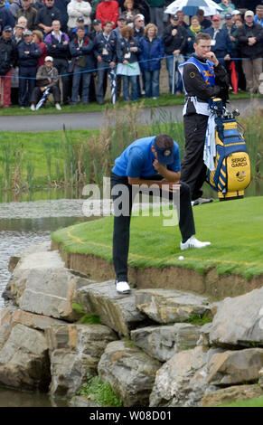 Team europeo gli Stati Sergio Garcia indaga la sua giacciono sul dodicesimo verde, durante la seconda giornata della Ryder Cup che si svolgerà presso il K Club di Straffan, Irlanda il 23 settembre 2006. (UPI foto/Kevin Dietsch) Foto Stock