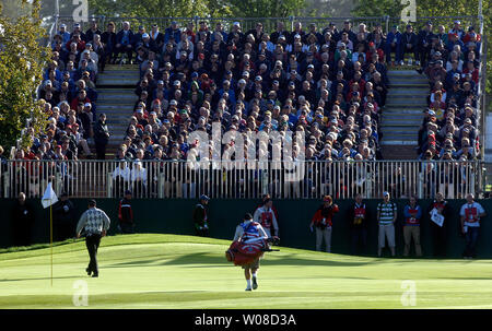 USA i membri del team Tiger Woods (L) e il suo caddie Steve Williams fanno la loro strada sul sesto verde, in occasione del primo round della Ryder Cup al K Club di Straffan, Irlanda il 21 settembre 2006. (UPI foto/Kevin Dietsch) Foto Stock