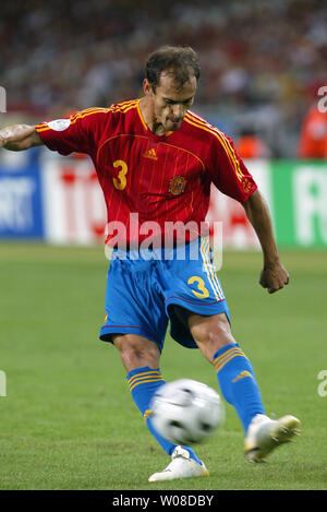 Spagna Mariano Pernia (3) passa la palla nella World Cup Soccer azione a Stuttgart, Germania il 19 giugno 2006. La Spagna ha sconfitto la Tunisia 3-1. (UPI foto/Arthur Thill) Foto Stock