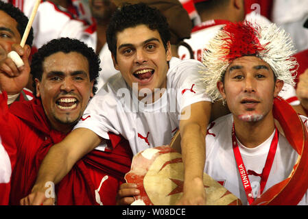 Le ventole del supporto dello stadio Tunisia nella World Cup Soccer azione a Stuttgart, Germania il 19 giugno 2006. La Spagna ha sconfitto la Tunisia 3-1. (UPI foto/Arthur Thill) Foto Stock