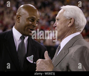 Ex 49er grande Ronnie Lott (L) Chat con ex Coach Bill Walsh prima il 49ers pensionati Lott il numero in corrispondenza di un tempo di emisaturazione celebrazione di San Francisco, 17 novembre 2003. (UPI foto/Terry Schmitt) Foto Stock