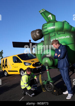 AA mechanic George Flinton ha aiutato fuori Red Dwarf fan Alex Dowling, dopo che egli si è rotto in basso vicino l'angelo del nord mentre si guida per Glasgow fumetto Cost. Sci-fi di ventilatore ha ristrutturato la sua vettura a guardare come la mostra del famoso astronave Starbug presso l angelo del nord, nei pressi di Newcastle. Foto Stock