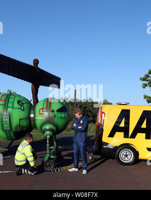 AA mechanic George Flinton ha aiutato fuori Red Dwarf fan Alex Dowling, dopo che egli si è rotto in basso vicino l'angelo del nord mentre si guida per Glasgow fumetto Cost. Sci-fi di ventilatore ha ristrutturato la sua vettura a guardare come la mostra del famoso astronave Starbug presso l angelo del nord, nei pressi di Newcastle. Foto Stock