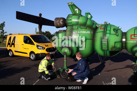 AA mechanic George Flinton ha aiutato fuori Red Dwarf fan Alex Dowling, dopo che egli si è rotto in basso vicino l'angelo del nord mentre si guida per Glasgow fumetto Cost. Sci-fi di ventilatore ha ristrutturato la sua vettura a guardare come la mostra del famoso astronave Starbug presso l angelo del nord, nei pressi di Newcastle. Foto Stock