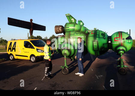 AA mechanic George Flinton ha aiutato fuori Red Dwarf fan Alex Dowling, dopo che egli si è rotto in basso vicino l'angelo del nord mentre si guida per Glasgow fumetto Cost. Sci-fi di ventilatore ha ristrutturato la sua vettura a guardare come la mostra del famoso astronave Starbug presso l angelo del nord, nei pressi di Newcastle. Foto Stock