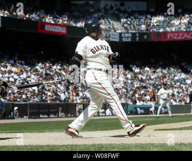 San Francisco Giants Barry Bonds colpisce carriera home run numero 715 off Colorado Rockies di AT&T Park a San Francisco il 28 maggio 2006. Obbligazioni ha superato Babe Ruth secondo solamente al Hank Aaron. (UPI foto/Bruce Gordon) Foto Stock