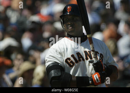 San Francisco Giants Barry Bonds attende alla bat di nuovo dopo aver colpito la carriera home run numero 715 off Colorado Rockies di AT&T Park a San Francisco il 28 maggio 2006. Obbligazioni ha superato Babe Ruth secondo solamente al Hank Aaron. (UPI foto/Bruce Gordon) Foto Stock