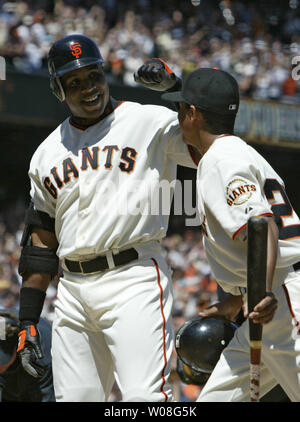 San Francisco Giants Barry Bonds è accolto in casa la piastra da suo figlio Nikolai dopo aver colpito la carriera home run numero 715 off Colorado Rockies di AT&T Park a San Francisco il 28 maggio 2006. Obbligazioni ha superato Babe Ruth secondo solamente al Hank Aaron. (UPI foto/Bruce Gordon) Foto Stock