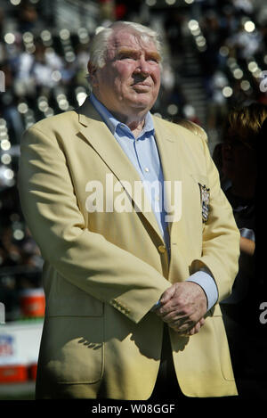 Ex Raiders pullman, emittente, e ora Hall of Famer John Madden attende di ricevere la sua Hall of Fame ring a cerimonie prima che il gioco Raiders-Cardinals in McAfee Coliseum di Oakland, la California il 22 ottobre 2006. (UPI foto/Bruce Gordon) Foto Stock