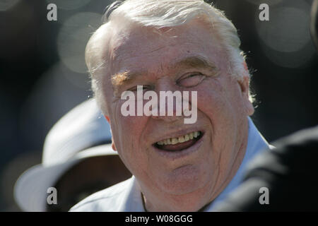 Ex Raiders pullman, emittente, e ora Hall of Famer John Madden sorrisi durante le cerimonie prima che il gioco in McAfee Coliseum di Oakland, la California il 22 ottobre 2006. (UPI foto/Terry Schmitt) Foto Stock