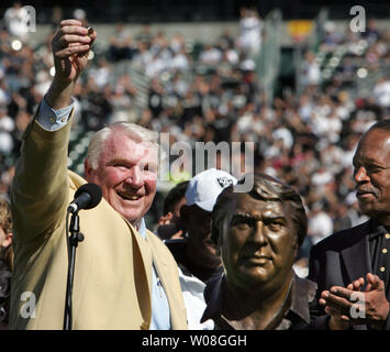 Ex Raiders pullman, emittente, e ora Hall of Famer John Madden trattiene il suo anello durante la Hall of Fame cerimonie prima che il gioco Raiders-Cardinals in McAfee Coliseum di Oakland, la California il 22 ottobre 2006. Ex Raider Gene Upshaw si erge a destra dietro Madden il busto. (UPI foto/Terry Schmitt) Foto Stock