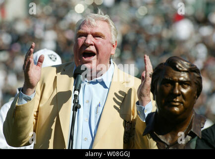 Ex Raiders pullman, emittente, e ora Hall of Famer John Madden parla durante la Hall of Fame cerimonie prima che il gioco Raiders-Cardinals in McAfee Coliseum di Oakland, la California il 22 ottobre 2006. (UPI foto/Terry Schmitt) Foto Stock