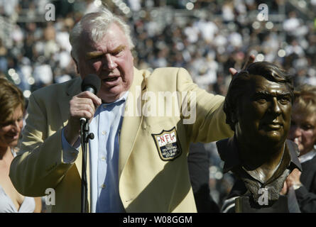 Ex Raiders pullman, emittente, e ora Hall of Famer John Madden parla durante la Hall of Fame cerimonie prima che il gioco Raiders-Cardinals in McAfee Coliseum di Oakland, la California il 22 ottobre 2006. (UPI foto/Bruce Gordon) Foto Stock