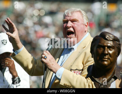 Ex Raiders pullman, emittente, e ora Hall of Famer John Madden parla durante la Hall of Fame cerimonie prima che il gioco Raiders-Cardinals in McAfee Coliseum di Oakland, la California il 22 ottobre 2006. (UPI foto/Terry Schmitt) Foto Stock