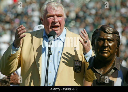 Ex Raiders pullman, emittente, e ora Hall of Famer John Madden parla durante la Hall of Fame cerimonie prima che il gioco Raiders-Cardinals in McAfee Coliseum di Oakland, la California il 22 ottobre 2006. (UPI foto/Terry Schmitt) Foto Stock