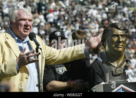 Ex Raiders pullman, emittente, e ora Hall of Famer John Madden parla durante la Hall of Fame cerimonie prima che il gioco Raiders-Cardinals in McAfee Coliseum di Oakland, la California il 22 ottobre 2006. (UPI foto/Bruce Gordon) Foto Stock