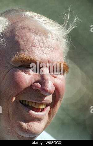 Ex Raiders pullman, emittente, e ora Hall of Famer John Madden sorrisi durante le cerimonie prima che il gioco in McAfee Coliseum di Oakland, la California il 22 ottobre 2006. (UPI foto/Terry Schmitt) Foto Stock