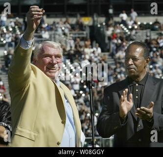 Ex Raiders pullman, emittente, e ora Hall of Famer John Madden trattiene il suo anello durante la Hall of Fame cerimonie prima che il gioco Raiders-Cardinals in McAfee Coliseum di Oakland, la California il 22 ottobre 2006. Ex Raider Gene Upshaw si erge a destra. (UPI foto/Bruce Gordon) Foto Stock