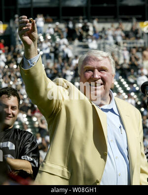 Ex Raiders pullman, emittente, e ora Hall of Famer John Madden trattiene il suo anello durante la Hall of Fame cerimonie prima che il gioco Raiders-Cardinals in McAfee Coliseum di Oakland, la California il 22 ottobre 2006. (UPI foto/Bruce Gordon) Foto Stock