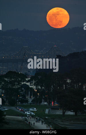 La luna piena sorge sopra il San Francisco-Oakland Bay Bridge e Walkers nel Presidio di San Francisco il 3 marzo 2007. Sky gazers in tutto il mondo sono stati trattati per un'eclisse lunare ma era meglio visto in medio oriente. (UPI foto/Terry Schmitt) Foto Stock