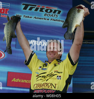 Pro angler Skeet Reese dal Bassmaster serie Elite può contenere fino a due pesci dalla sua borsa il giorno finale della BASS Golden State Shootout in lakeport, la California il 1 aprile 2007. Reese finito al secondo posto con 117 libbre 6 once, uno dei sette pescatori per meglio il marchio del secolo la pesca Clear Lake. (UPI foto/Terry Schmitt) Foto Stock