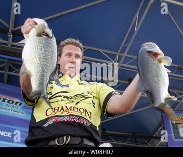 Pro angler Skeet Reese dal Bassmaster serie Elite può contenere fino a due pesci dalla sua borsa il giorno finale della BASS Golden State Shootout in lakeport, la California il 1 aprile 2007. Reese finito al secondo posto con 117 libbre 6 once, uno dei sette pescatori per meglio il marchio del secolo la pesca Clear Lake. (UPI foto/Terry Schmitt) Foto Stock