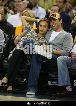 Attrice Jessica Alba ed il fidanzato Cash Warren prendere in the Warriors vs i non conformisti gioco durante la Western Conference quarti di finale alla Oracle Arena di Oakland, la California il 27 aprile 2007. The Warriors sconfitti i non conformisti 103-99. (UPI foto/Terry Schmitt) Foto Stock