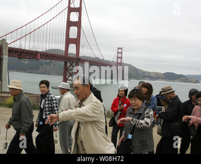 Un tour giapponese gruppo lascia un Golden Gate Bridge si affacciano direttamente sul tempo a San Francisco il 30 maggio 2007. Vista aree nei pressi del ponte sono state affollate di persone per la speranza di un ultimo sguardo a due wayward balene come essi si avvicinano per aprire l'acqua. (UPI foto/Terry Schmitt) Foto Stock