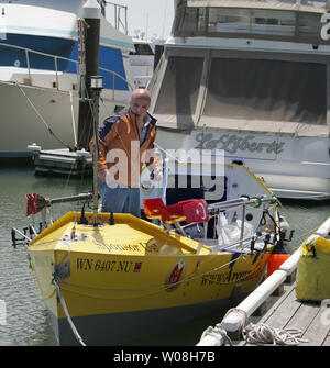 L'avventuriero turco Erden Eruc prepara la sua barca a remi per un solo viaggio in Australia in Tiburon, la California il 1 giugno 2007. Eruc si aspetta di questa prima tappa di un uomo-powered semovente per il viaggio intorno al mondo per prendere otto mesi. (UPI foto/Terry Schmitt) Foto Stock