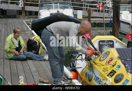 L'avventuriero turco Erden Eruc prepara la sua barca a remi per un solo viaggio in Australia, mentre sua moglie Nancy Board (L) fa telefonate in Tiburon, la California il 1 giugno 2007. Eruc si aspetta di questa prima tappa di un uomo-powered semovente per il viaggio intorno al mondo per prendere otto mesi. (UPI foto/Terry Schmitt) Foto Stock