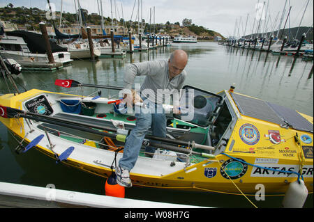 L'avventuriero turco Erden Eruc prepara la sua barca a remi per un solo viaggio in Australia in Tiburon, la California il 1 giugno 2007. Eruc si aspetta di questa prima tappa di un uomo-powered semovente per il viaggio intorno al mondo per prendere otto mesi. (UPI foto/Terry Schmitt) Foto Stock