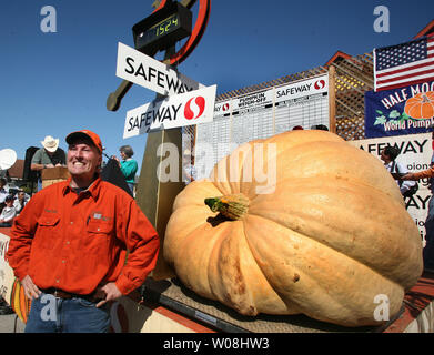 Thad Starr di Pleasant Hill, Oregon travi come sua zucca pesa 1,524 libbre, a vincere la zucca annuale pesare-off in Half Moon Bay, la California il 8 ottobre 2007. Starr zucca schiacciato il vecchio Half Moon Bay registra da quasi 300 libbre. (UPI foto, Terry Schmitt) Foto Stock