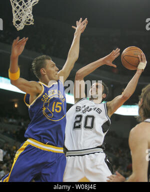 San Antonio Spurs Manu Ginobili (20) dell'Argentina pone un colpo contro il Golden State Warriors Andris Biedrins nel primo semestre presso la Oracle Arena di Oakland, la California il 7 gennaio 2008. (UPI foto/Terry Schmitt) Foto Stock