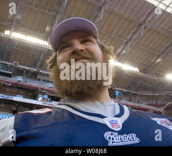 New England Patriots' guard Logan Mankins mette in mostra la sua barba Media durante il giorno per il Super Bowl LXII presso la University of Phoenix Stadium di Glendale, Arizona il 21 gennaio 2008. Mankins deciso all'inizio della stagione non stava andando per la rasatura fino a quando i patrioti hanno perso una partita. (UPI foto/Terry Schmitt) Foto Stock