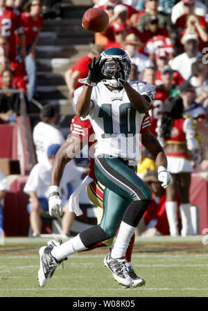 Philadelphia Eagles WR DeSean Jackson (10) tira in un Donovan McNabb passano per raccogliere alcuni dei suoi 98 metri la ricezione contro il San Francisco 49ers al Candlestick Park di San Francisco il 12 ottobre 2008. Le aquile sconfitto il 49ers 40-26. (UPI foto/Terry Schmitt) Foto Stock