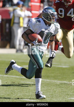 Philadelphia Eagles WR DeSean Jackson (10) gira con un Donovan McNabb passare contro la San Francisco 49ers al Candlestick Park di San Francisco il 12 ottobre 2008. Le aquile sconfitto il 49ers 40-26. (UPI foto/Terry Schmitt) Foto Stock