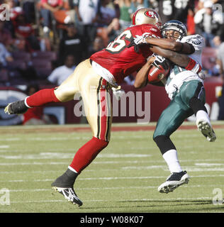 Philadelphia Eagles WR DeSean Jackson (R) è buttato fuori i suoi piedi da San Francisco 49ers Delanie Walker (L) al Candlestick Park di San Francisco il 12 ottobre 2008. Le aquile sconfitto il 49ers 40-26. (UPI foto/Terry Schmitt) Foto Stock