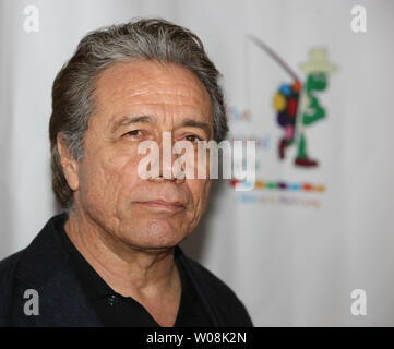 Edward James Olmos arriva a partecipare a una messa in scena la lettura di "Il mondo di Nick Adams", una performance a beneficio di Paul Newman il foro nella parete California Camp, il dipinto di tartaruga, a Davies Symphony Hall di San Francisco il 27 ottobre 2008. (UPI foto/Terry Schmitt) Foto Stock