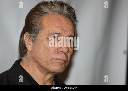 Edward James Olmos arriva a partecipare a una messa in scena la lettura di "Il mondo di Nick Adams", una performance a beneficio di Paul Newman il foro nella parete California Camp, il dipinto di tartaruga, a Davies Symphony Hall di San Francisco il 27 ottobre 2008. (UPI foto/Terry Schmitt) Foto Stock
